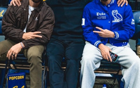 kaiyun-人逢喜事精神爽！库里兄弟和老爹一同观看杜克大学比赛！